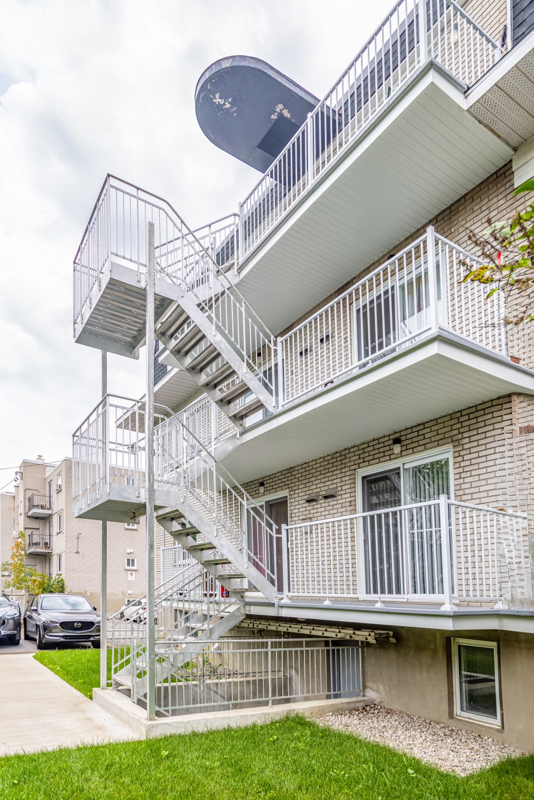 Cours arrière | Montréal | Bell Aluminium