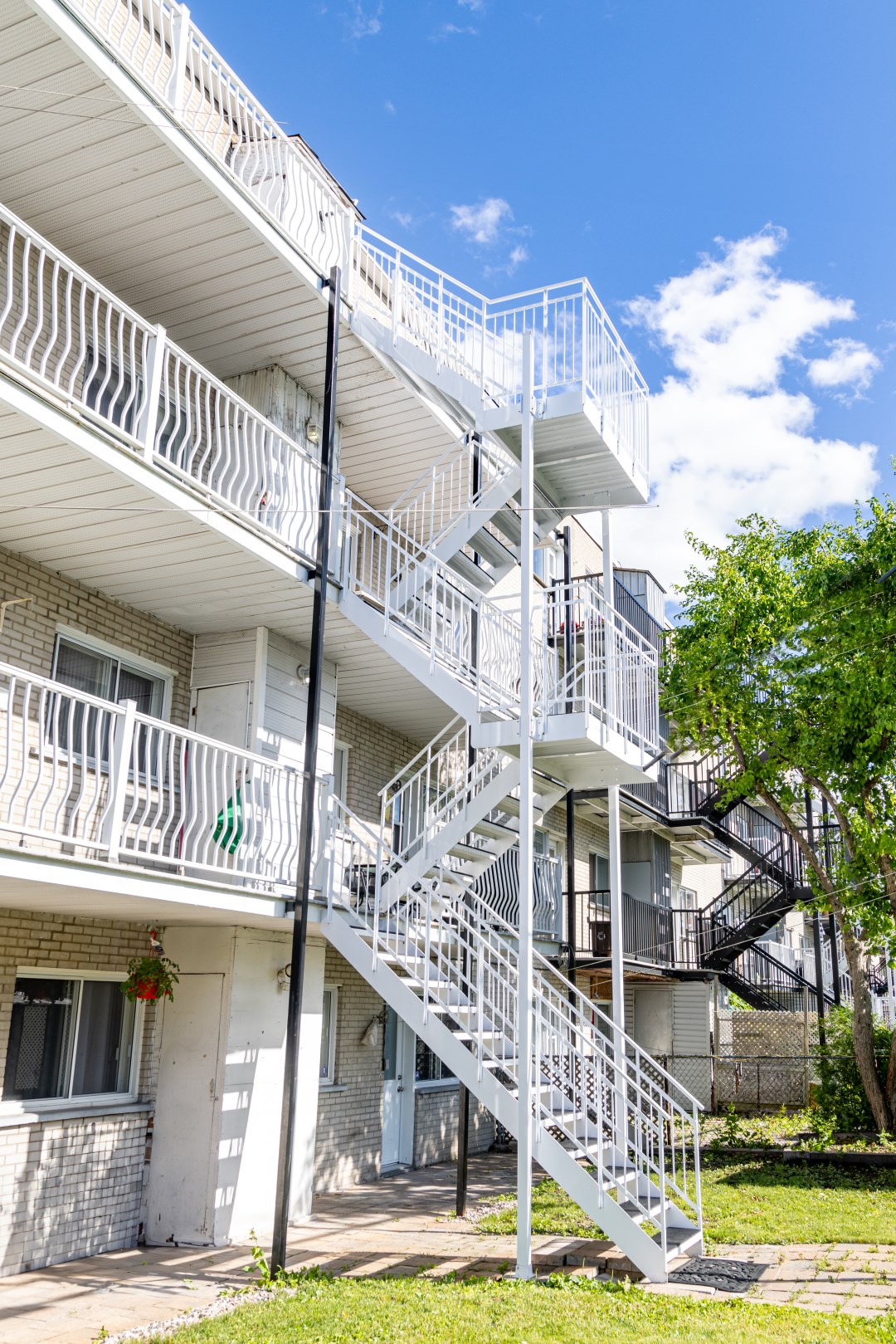 Cours arrière | Montréal | Bell Aluminium